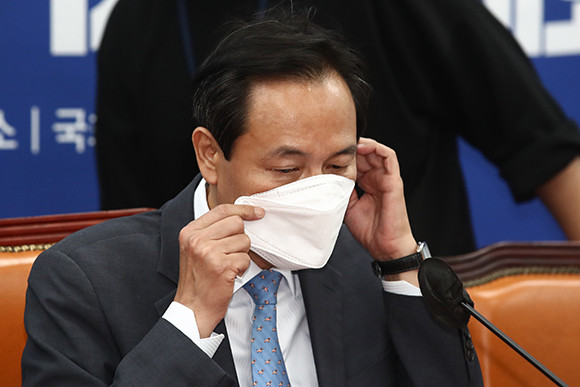 우상호 더불어민주당 비상대책위원장은 최강욱 의원의 성희롱 발언에 대한 윤리심판원의 결정에 대해 존중한다는 뜻을 밝혀 내부 갈등을 해결하기 위한 행보를 보여줬다. ⓒ 연합뉴스