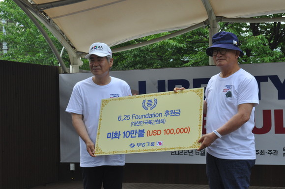 이중근 부영그룹 회장을 대신해 참석한 신명호 회장(사진 오른쪽)이 권오성 대한민국육군협회 회장에게 10만달러 후원금을 전달했다. = 선우영 기자