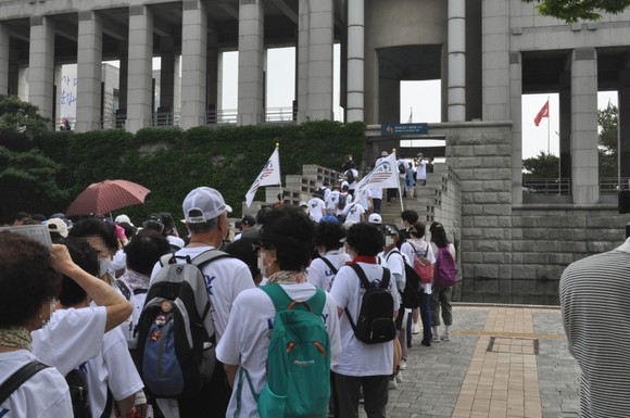 전쟁기념관 관람을 위해 이동하는 참가자들. = 선우영 기자
