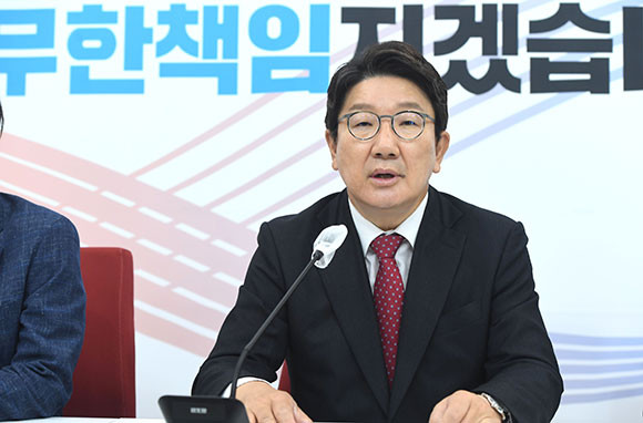권성동 국민의힘 원내대표는 27일 국회 사법개혁특별위원회 구성 등의 민주당 요건에 거부의사를 밝히면서 국회의장단 동시 선출을 강조했다. ⓒ 연합뉴스