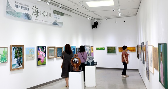 제8회 '보령미술 해를 품다' 전시회 관람 모습. ⓒ 보령시