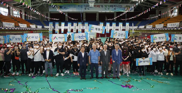 금산군은 지난 25일 제32회 충청남도지사배 민속대제전을 개최 후 단체 기념촬영을 하고 있다. ⓒ 금산군