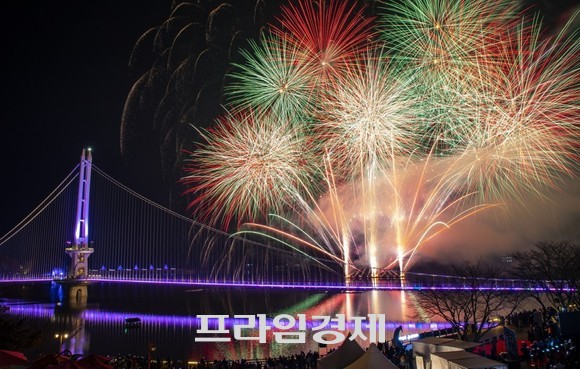 예당호 출렁다리와 음악분수 전경. ⓒ 예산군