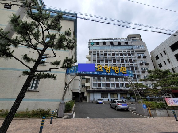 경북 포항시 송도동에 위치한 k요양병원 전경. = 김진호 기자