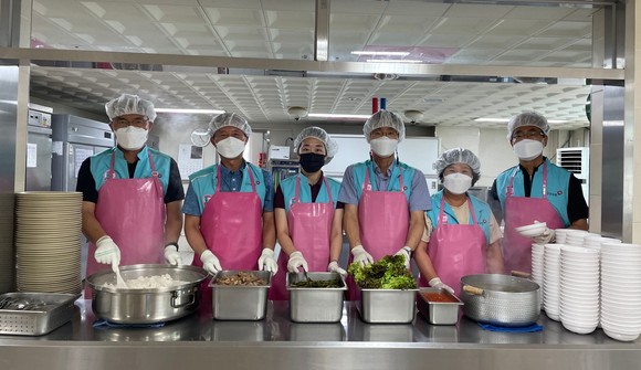 건보공단 제천단양지사 건이강이봉사단은 지난 24일 무료급식 배식 봉사활동을 실시 후 기념촬영을 하고 있다. ⓒ 제천시