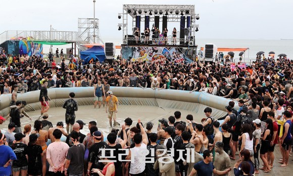 제22회 보령머드축제 체험장 토요일 풍경. ⓒ 프라임경제
