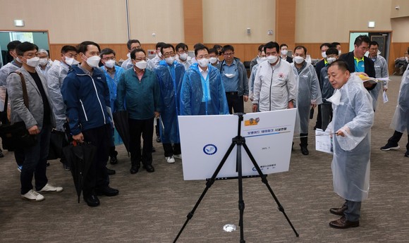김동일 시장은 29일 이필영 충청남도 행정부지사 등과 함께 2022보령해양머드박람회 내 체험관, 특산품 홍보관 등 전시관을 둘러봤다. ⓒ 보령시