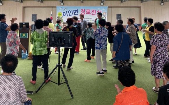 이인면은 지난 28일 남·여 새마을회가 주관한 어르신 경로잔치을 개최했다. 공주시