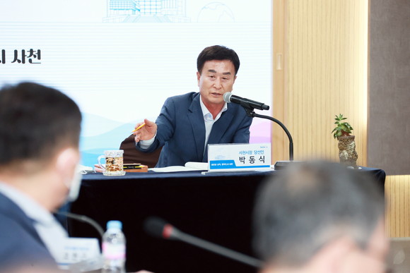 박동식 사천시장이 관내 공무원들에게 시정방향을 설명하고 있다. ⓒ 사천시