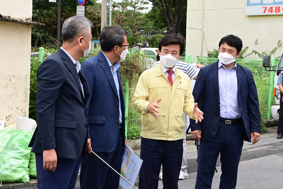 조규일 시장이 다목적문화센터 부지 내 건축물 철거현장을 점검하고 있다. ⓒ 진주시