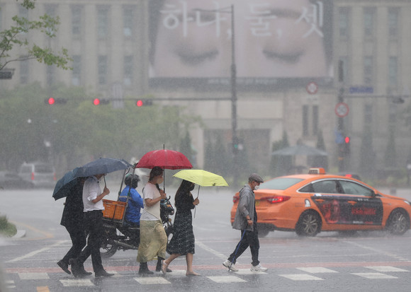 서울시가 30일 호우경보가 발효됨에 따라, 출퇴근 등 시민 불편을 최소화 하기 위해 비상수송대책을 시행한다. ⓒ 연합뉴스