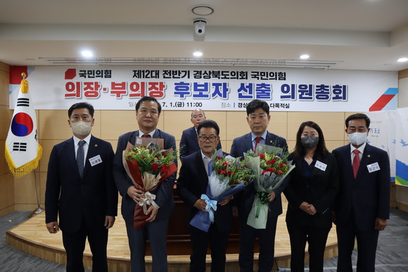 왼쪽 두번째부터 부의장 후보 박영선의원, 의장후보 배한철의원, 부의장 후보 박용선의원. ⓒ 국민의힘