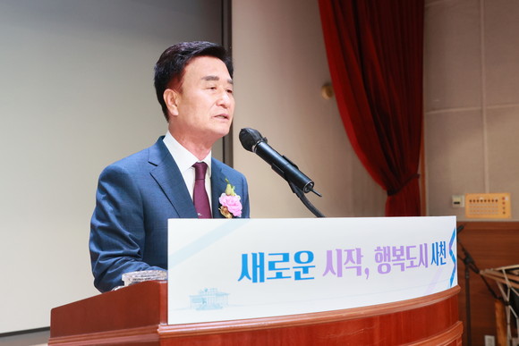 박동식 사천시장이 취임식에서 새로운 시작, 행복도시 사천을 선언하고 있다. ⓒ 사천시