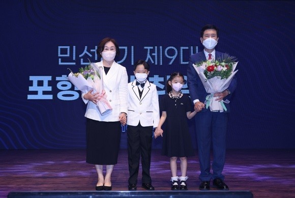 이강덕 시장이 포항문화예술회관에서 열린 제9대 포항시장 취임식에서 취임둥이들로부터 축하꽃다발을 받고 기념촬영 하고 있다. = 김진호 기자