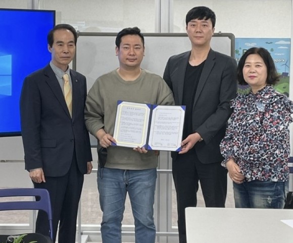 ㈜비에이치글로벌과 (주)보스턴컴퍼니가 BHCT 코인 활성화에 대한 업무협약을 체결하고 있다. =김강석 기자