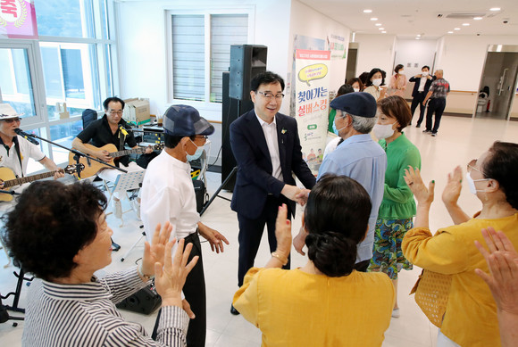 하승철 군수가 알프스하동종합복지관 찾아 노인·장애인 봉사자들을 격려하고 있다. ⓒ 하동군