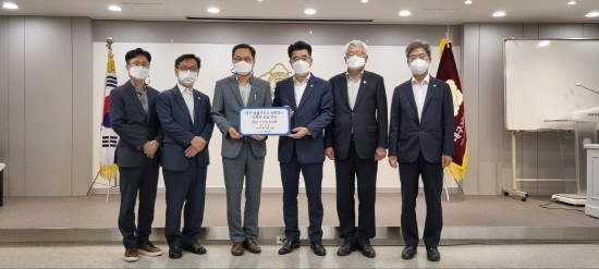 대구 수성구(구청장 김대권)는 지난 30일 구청 간부와 직원들이 모은 성금 910만원을 대구지방변호사회를 통해 우정빌딩 화재사고 유족들에게 전달 후 기념촬영을 하고 있다. ⓒ 대구 수성구