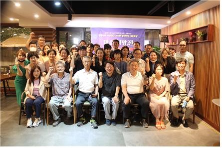 '힐링닥터 사공정규 교수와 함께하는 즉문즉답 마음처방전' 행사후 참석자들과 함께 기념촬영을 하고 있다. ⓒ 프라임경제