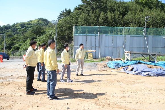 하승철 군수가 건설현장을 점검하고 있다. ⓒ 프라임경제
