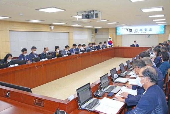조근제 함안군수가 7월 현안 점검회의에서 민선 8기 새로운 각오를 주문하고 있다. ⓒ 함안군