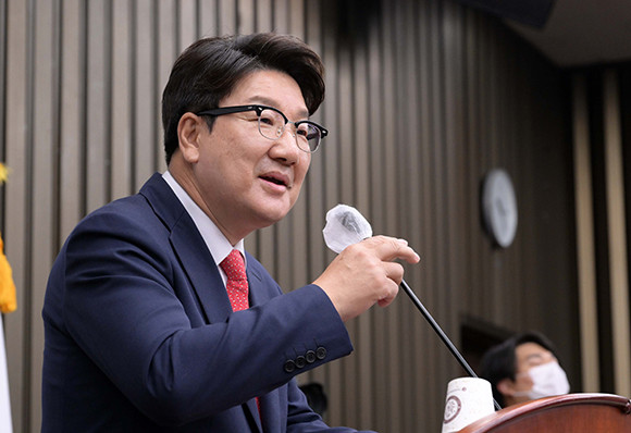 권성동 국민의힘 원내대표는 4일 국회 원 구성 협상 관련으로 더불어민주당 측에 상임위원장 선출의 여야 합의를 조건으로 국회의장단 선출을 협조하겠다는 뜻을 밝혔다. ⓒ 연합뉴스