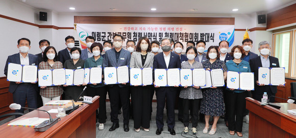 오태완 군수와 간부 공무원들이 청렴서약식을 하고 있다. ⓒ 의령군