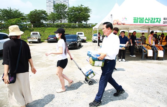 이완섭 서산시장이 2일 농산물 직거래 특판전을 방문해 농산물 판매를 돕고 있는 이완섭 시장. ⓒ 서산시