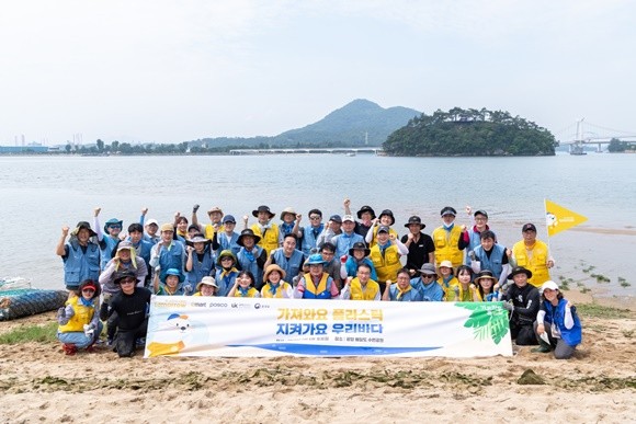 지난 2일 태인동 배알도 수변공원에서 '가플지우' 연안정화활동 '이달의 바다'에 참여하고 기업시민 경영이념을 적극 실천했다. ⓒ 광양제철