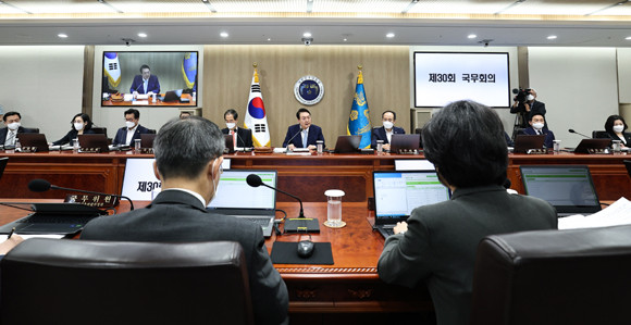 윤 대통령은 제30회 국무회의에서 민생 경제를 강조하며, 매주 비상경제민생회의를 주재해 민생 경제 살리기에 노력할 것이라고 밝혔다. ⓒ 대통령실