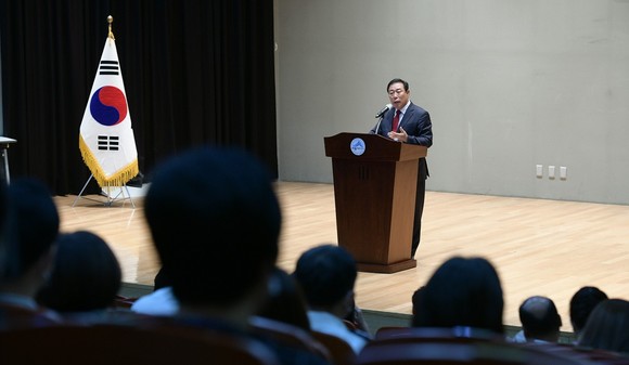 최민호 시장은 시청 여민실에서 열린 '직원소통의날' 행사에서 공무원의 정체성 확립을 당부했다. ⓒ 세종시
