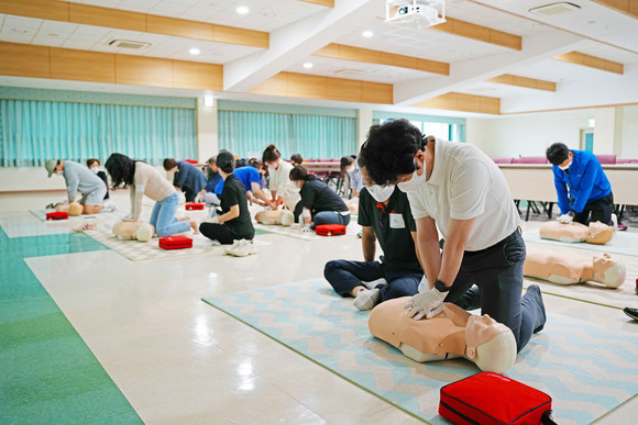 포항성모병원이 시민들을 대상으로 교육중인 심폐소생술 교육 모습. ⓒ 포항성모병원
