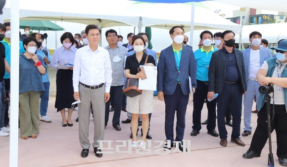 6일 2022보령머드박람회장 최종 준비상황 현장 점검을 하고 있는 김태흠 충남지사. ⓒ 프라임경제