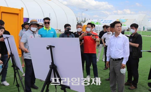 김태흠 충남도지사는 6일 대천해수욕장에 위치한 2022보령머드박람회장 최종 준비상황을 보고 받고 있다. ⓒ 프라임경제