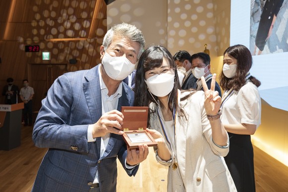 6일 중구 수하동 페럼타워 페럼홀에서 열린 동국제강 창립 68주년 기념 행사에서 장세욱 부회장(왼쪽)이 20년 장기근속자를 대상으로 상패를 전달하는 모습. ⓒ 동국제강