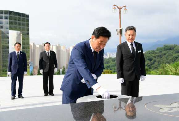 김집부 경남도의장과 의장단이 총혼탑을 참해하고 공식 일정을 소화하고 있다. ⓒ 경남도의회