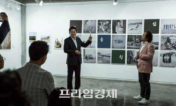 지난 25일 장동혁 국회의원(왼쪽)이 백승휴 작가(왼쪽)의 2022보령섬초대전 '잇다' 개인전 오프닝 행사에 참석해 축사을 하고 있다. ⓒ 프라임경제