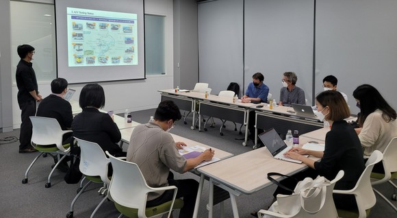 세종시의 미래차산업, 미래교통, 자율주행실증팀 등 관계자들이 참석해 로테르담시 모빌리팀에게 세종시의 교통, 스마트기술을 소개하고 있다. ⓒ 세종시