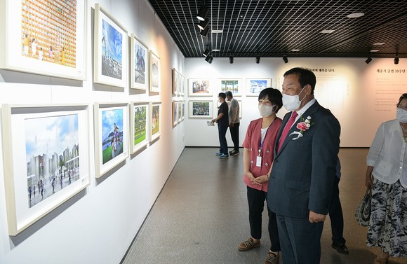 7일 세종시 출범 10주년 기념 기록전시회 모습. ⓒ 세종시