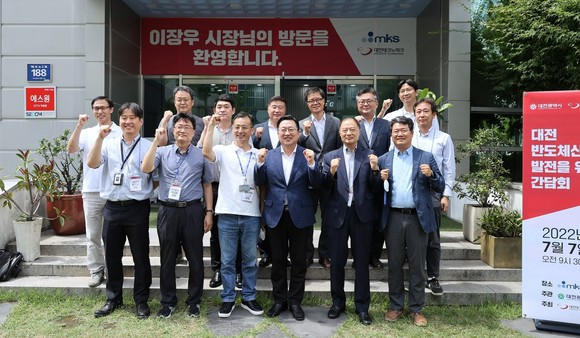 이장우 시장이 7일 대전지역 반도체 기업 및 관련 전문가들과 현장 간담회를 개최 후 단체 기념촬영을 하고 있다. ⓒ 대전시