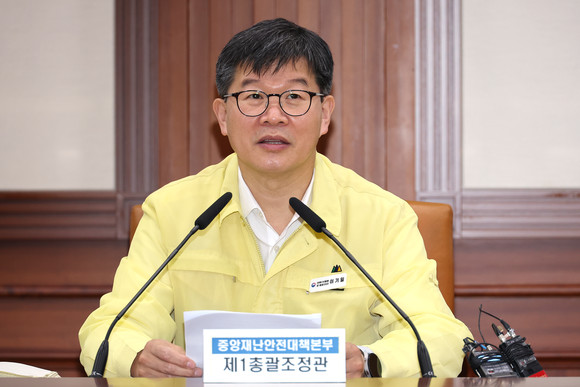 이기일 중대본 1총괄조정관이 8일 정부서울청사에서 열린 코로나19 대응 중앙재난안전대책본부 회의를 주재하고 있다. ⓒ 연합뉴스