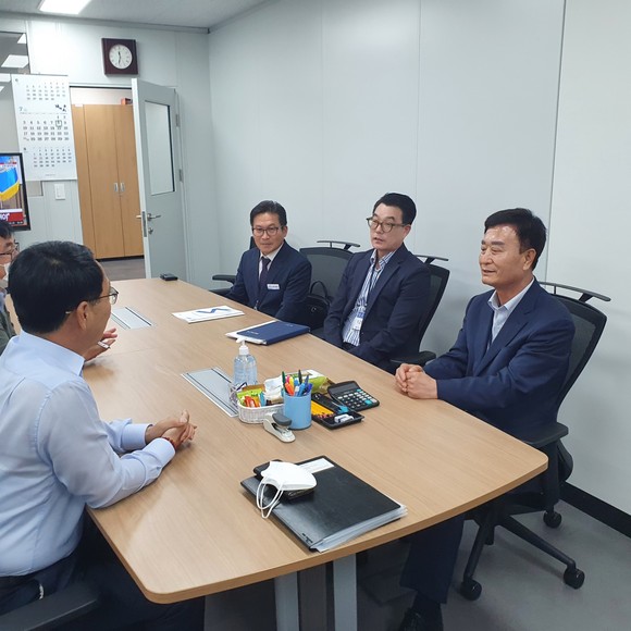 박동식 사천시장이 행안부 예산 담당에게 주요 현안사업 국비 지원을 건의하고 있다. ⓒ 사천시