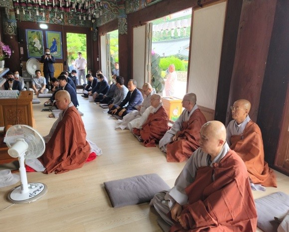 포항불자기자연합회 창립법회를 봉행 중인 스님들과 재가단체,불자들 모습.=권영대 기자