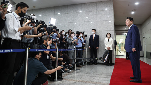 대통령실은 코로나19 재확산에 따라 대통령실 출입기자들의 확진판정이 이어지고 있어 윤 대통령의 '도어스테핑'을 당초 풀단 체제로 운영키로 했지만 11일 다시 잠정 중단하겠다고 밝혔다. ⓒ 대통령실