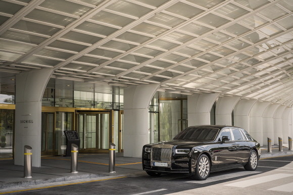 시그니엘 서울이 세계 최고의 럭셔리 세단 '롤스로이스 팬텀'을 체험할 수 있는 프리미엄 패키지 '어라이브 인 스타일'을 선보인다. © 롯데호텔