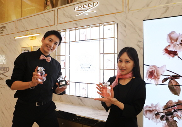 롯데백화점이 하이엔드 니치퍼퓸 브랜드 '크리드'의 메가팝업스토어를 잠실 에비뉴엘에서 17일까지 국내 백화점 최초로 선보인다. © 롯데백화점