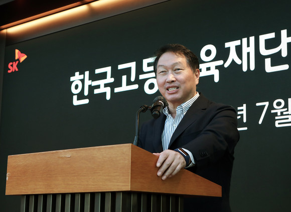 한국고등교육재단 이사장을 맡고 있는 최태원 SK회장이 11일 서울 종로구 SK서린빌딩에서 열린 해외유학 장학증서 수여식에서 격려인사를 하고 있다. ⓒ SK