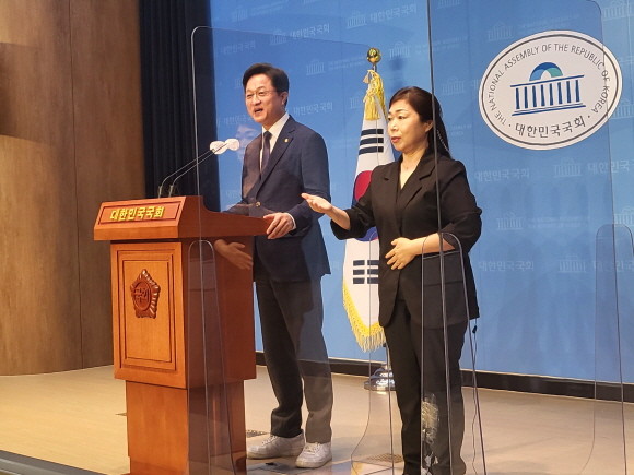 강병원 더불어민주당 의원은 12일 국회 소통관에서 당대표의 공천권을 내려놓겠다고 약속했다. =박성현 기자