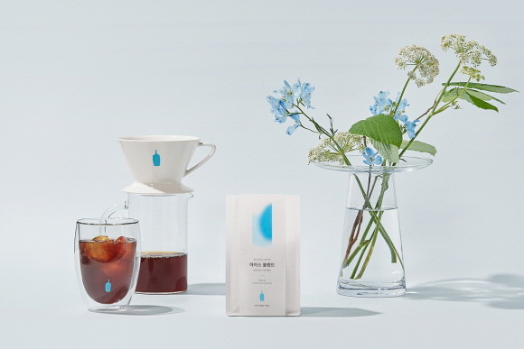 블루보틀커피코리아가 '아이스 블렌드' 시즈널 커피를 국내에서만 한정적으로 선보인다. © 블루보틀