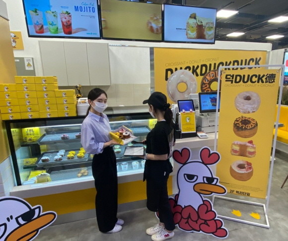 롯데마트 롯데몰수지점 2층에 한남동 SNS 인기 디저트 맛집 '덕덕덕 베이커리'가 신규 오픈했다. © 롯데마트