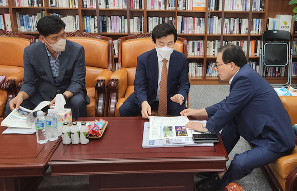 조규일 시장이 지역현안 문제 해결을 위해 국회를 방문하고 있다. ⓒ 진주시